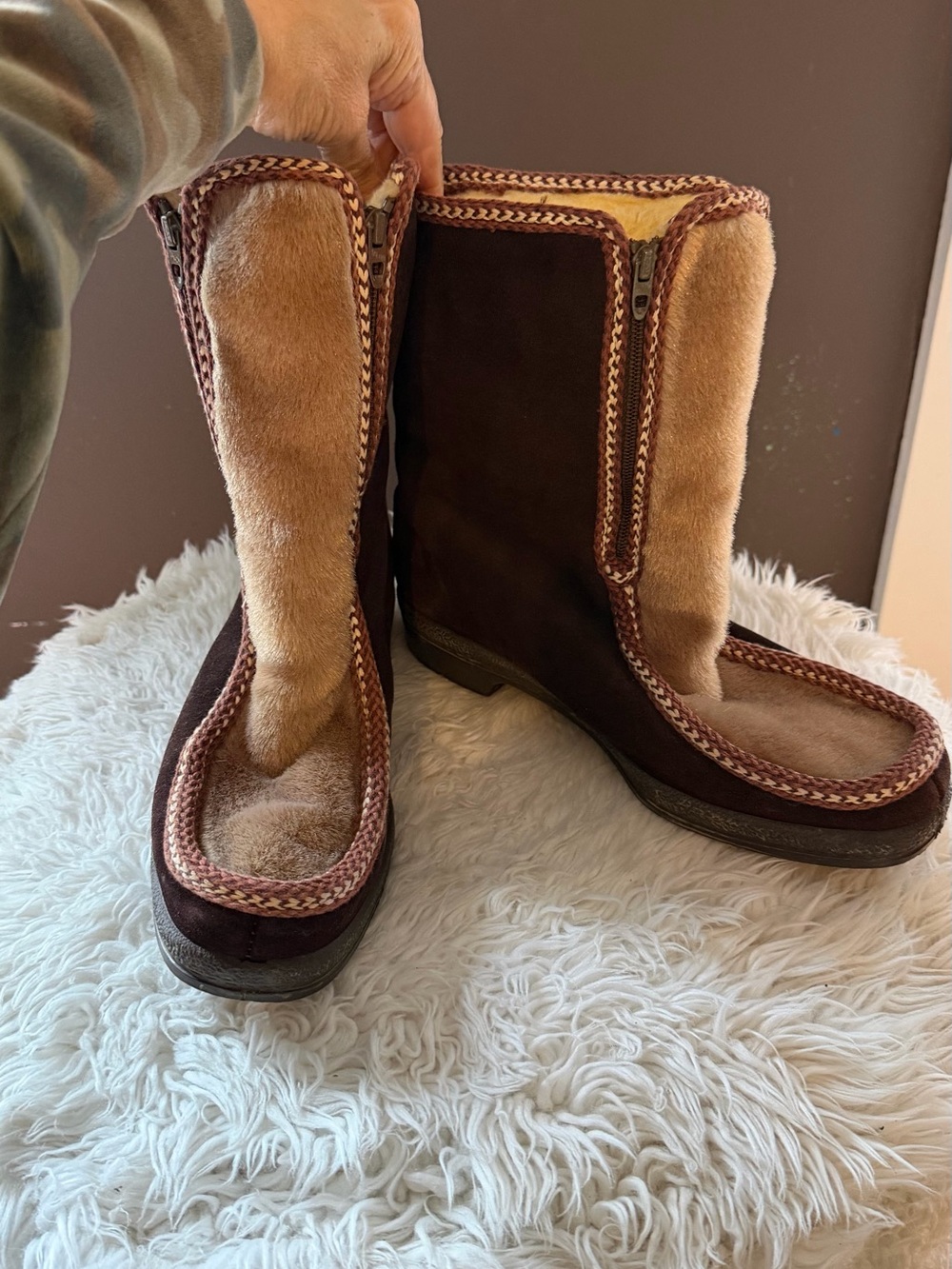 Women's vintage Brown Suede Winter Boots with Sherpa lining size 9
